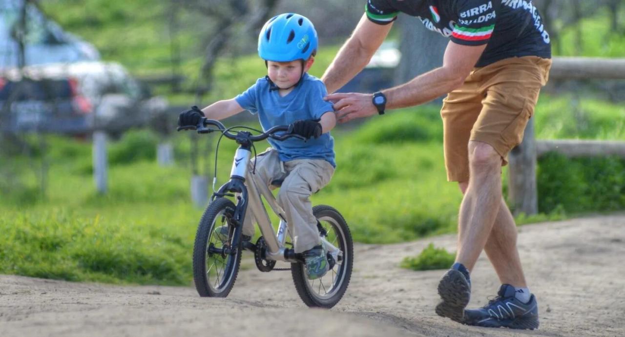 научить ребенка кататься на велосипеде